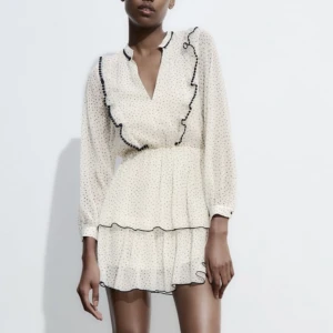 Jätte snygg klänning från zara  - Använt endast en gång och utan defekter💗