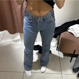 Säljer dessa super snygga jeans från bikbok. De är storlek 25 i midja och 32 i längd. De kommer tyvärr inte till användning då de är för små. (LÅNADE BILDER)