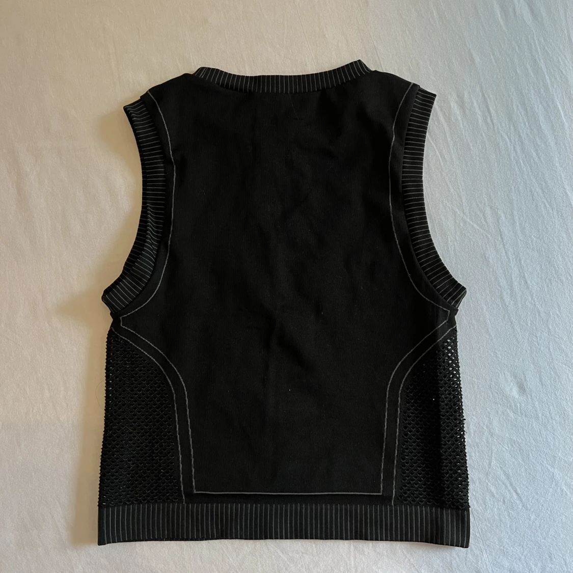 Croppad top med små hål - 91