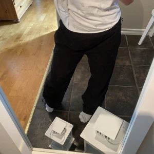 vida byxor  - oanvända med prislappen på, cargopants typ fast utan fickor, lågmidaje med resår både uppe och nere. strl M köpta på zalando