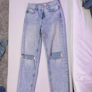 blåa jeans - Ett par ljusblåa jeans från gina trico🩵Original pris: 600kr