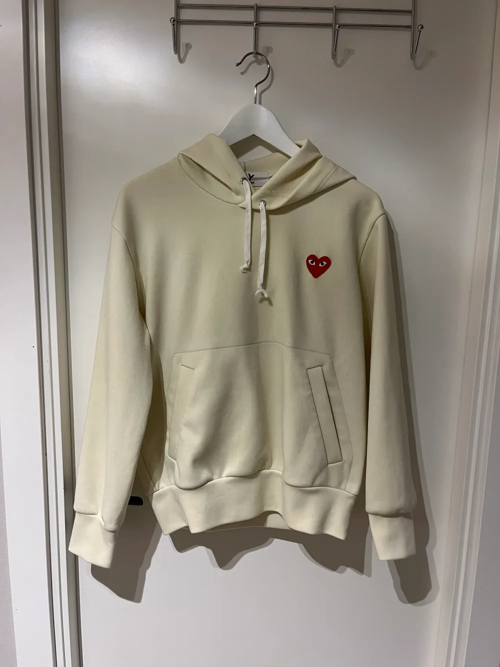 commes des garcons hoodie. Använt men fint skick! St S.  Köparen står för ev frakt. . Tröjor & Koftor.