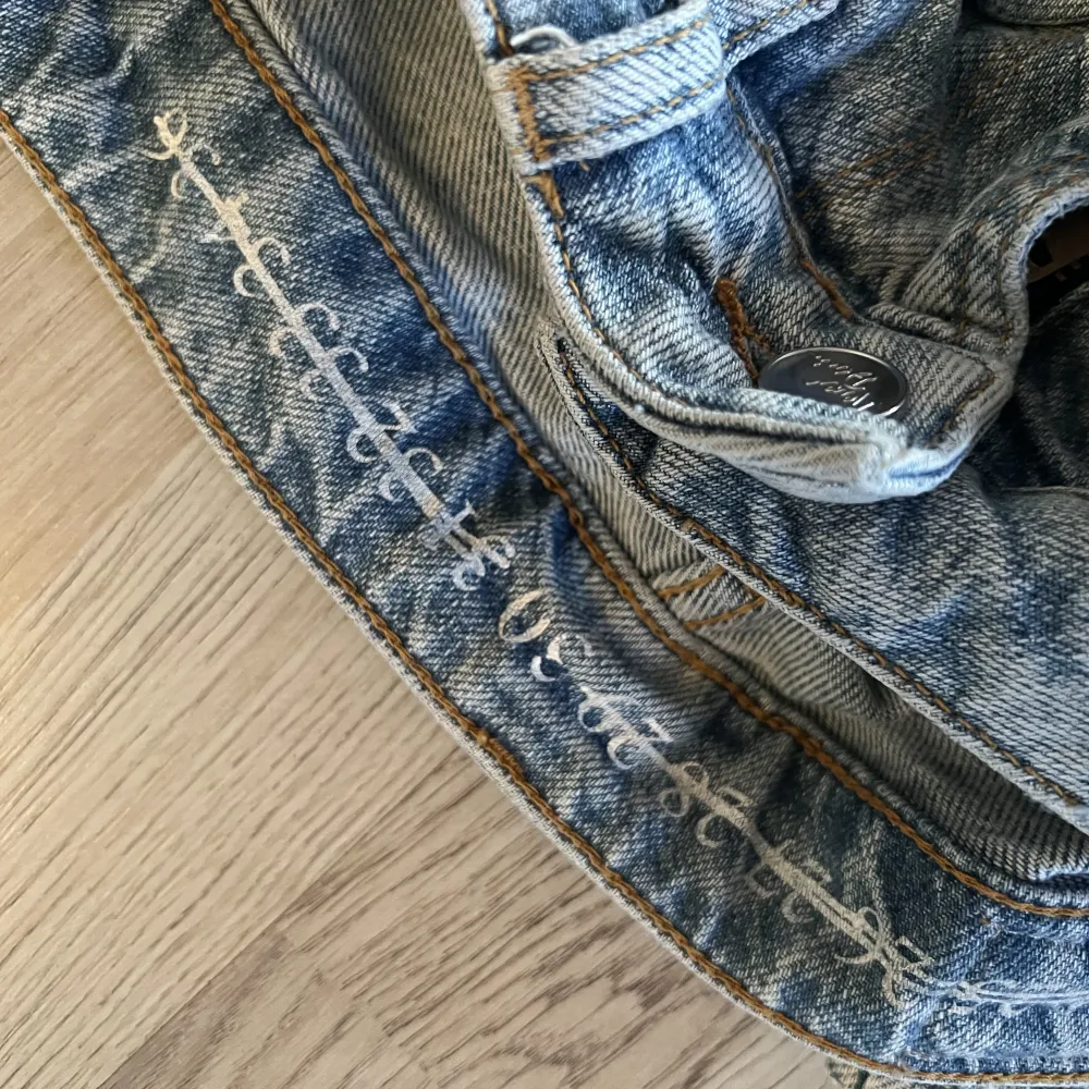 Fina mom jeans från never denim. Sparsamt använda då de var för stora för mig! Mjuka och sköna med hög midja. Nypris 599kr. Jeans & Byxor.