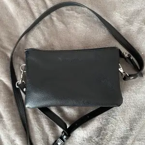 Säljer denna handväska för att den inte kommer till användning längre!