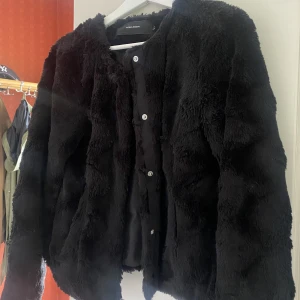 Jacka - (Fake päls) jacka från vero moda i storlek M! 100kr