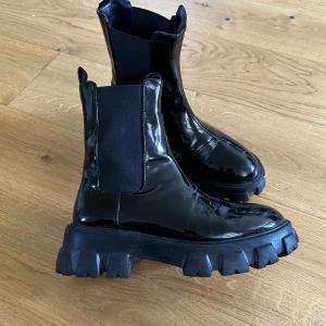 Boots - Kängor i lack i mycket fint skick. Använda fåtal gånger 