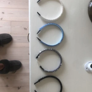 Diadem - Hej❤️ jag säljer dessa 4 populära diademen, de flesta är i bra skick förutom den gråa där de svarta bandet längst ner har lossnat❤️❤️❤️