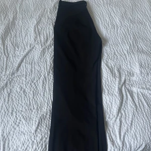 Kostymbyxor  - Ett par svin snygga lågmidjade kostymbyxor från Vero Moda, använda ett par gånger och har lite tecken på användning men inget stort. Hör av dig vid fler frågor💓💓💓