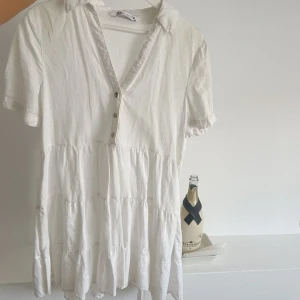 Vit Zara Klänning - Jätte fin klänning, även snygg med en jacka över. Säljs pga att den inte kommer till användning längre 🫶 Pris kan diskuteras 