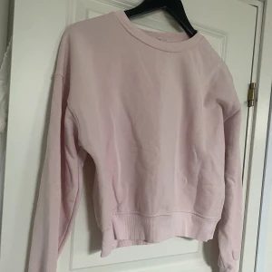 Sweatshirt  - En superfin rosa sweatshirt från chiquelle som har blivit för liten för mig tyvärr! 