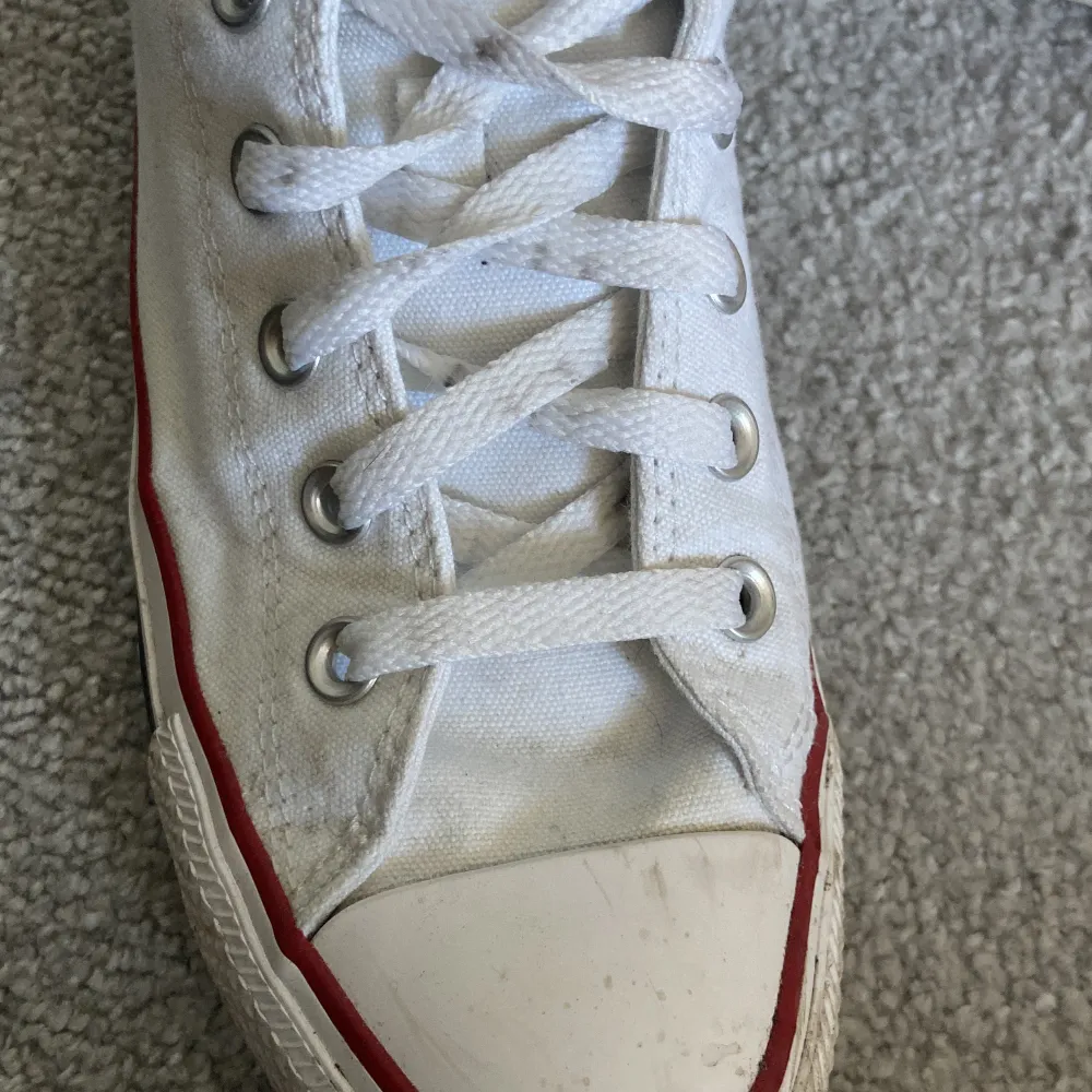 Säljer nu mina vita converse skor i hög model för att de är lite för stora och får ingen användning av de längre. De är lite smutsiga men de går att tvätta bort med vatten, hållt de i väldigt bra skick, anväda endast 5 gånger. Köpt på Zalando pris 1100kr.. Skor.