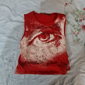 Jaded london linne - Jaded london linne i röd färg. Nyskick, med diamanter 