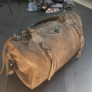 Zadig & Voltaire bag/ väska vintage - väskan är i bra skick, vintagelook och finns inte längre i butik, färgen är oliv och storleken är 24x35x18cm