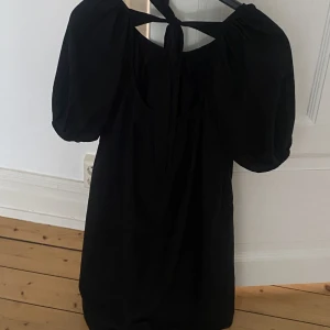 Bikbok klänning, med synlig rygg! Helt ny, aldrig använd!   - Den är en klänning med puffarmar och längd till ovanför knäna. Helt ny med synlig rygg och knytsnören. Den är i storlek xs men är mycket större egentligen, tror den skulle till och med passa till M. Som sagt helt ny och aldrig använd!!!