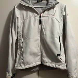 Softshelljacka Everest - En vit Everest softshelljacka i storlek 36. Bra skick.