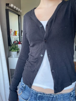 Svart kofta - Söt svart kofta med knappar💕 I bra skick utan defekter. Ganska stretchiga material😊