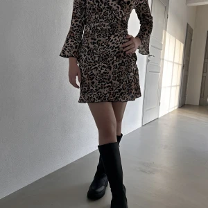 Klänning - Utmärkt klänning för alla årstider. Knappt använd klänning från Sanne Alexandra 