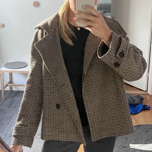 Arket ullkappa - Säljer min superfina och populära arket ullkappa i strl 36🙌🏽Jackan köptes hösten 22 men användes mycket försiktigt så den är i superbra skick✨Jag bär vanligtvis S eller 36 och jackan sitter jättebra även med en tjockare stickad under😊