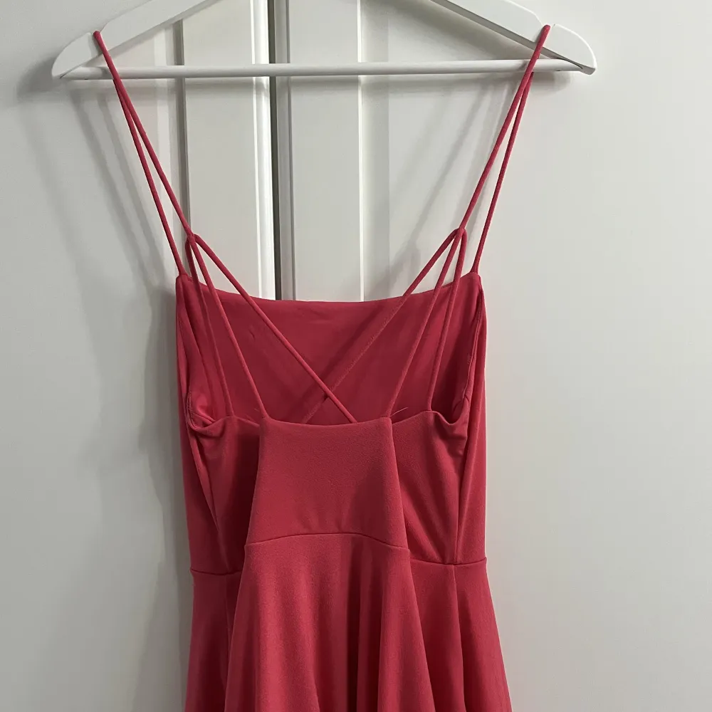 Fin rosa klänning som inte kommer till användning längre💕. Klänningar.