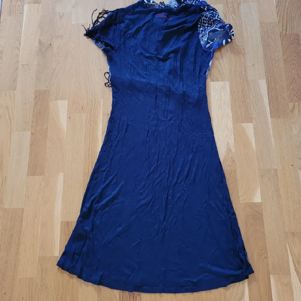Vintage tunika/klänning från Desigual i storlek XS. Den är i fint skick, kan fraktas men köparen står för frakten 💕. Klänningar.