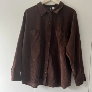 Brun corduroy skjorta från H&M - Nästintill oanvänd H&M skjorta från H&M   Storlek L men lite liten i storlek  Inga skador och fortfarande väldigt mjuk