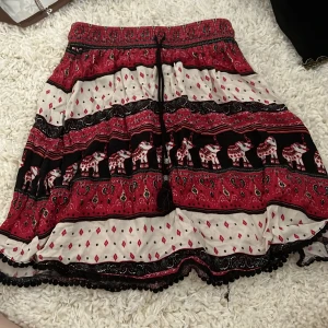 Mönstrad kjol - Kjol från H&Ms coachella kollektion. Strl 34. En tofs har gått av.