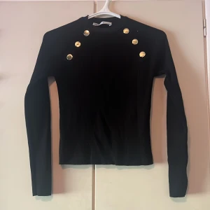 svart långärmad  - svart tajt långärmad från Zara med gulddetaljer ❤️ storlek M jag skulle säga att den sitter som en XS/S ❤️