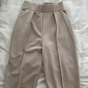 Tygbyxor  - Tygbyxor från H&M, aldrig använda, prislapp kvar 