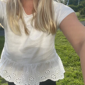 Tröja - Vit tröja volang nertill lite mag tröja pssar till sommaren 🌸🌺🍓