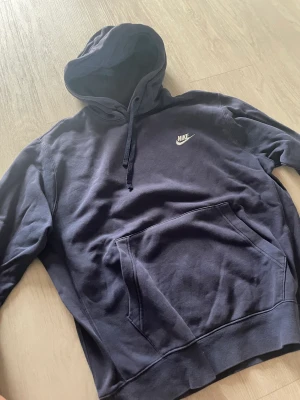Nike hoodie - En herr Nike hoodie i en mörkblå färg inte skaderisk som jag kan se 