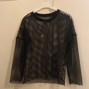 Fish net tröja  - Fish net långärmad tröja som är lite klippt på några ställen. Den är köpt här på Plick men knappt använd av mig. Passar bra över tröjor för en mer alternativ look. Kontakta vid frågor!