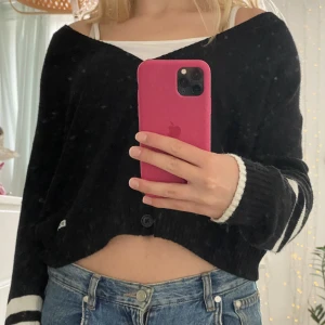 Jättemjuk kofta - Sjukt mjuk kofta som går att ha off-shoulder🥰 Lätt att anpassa efter hur man vill ha den och lätt att ta på över vad som helst💕