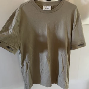 Axel Arigato t-shirt  - Säljer min sparsamt använda Axel Arigato t-shirt!  Från herravdelningen men sitter fint på ändå!  Använd ca 3-4 gånger Nypris 800kr