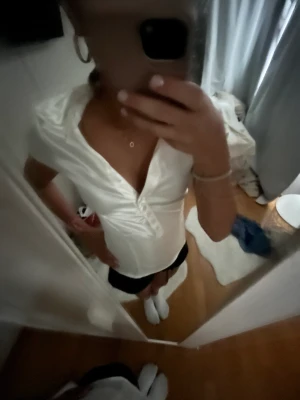 Topp - Super fin glansig vit topp ! Har tyvärr inget märke 💋