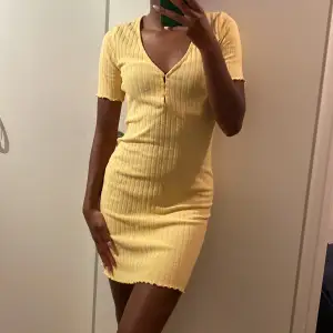 Söt gul klänning. Denna är från H&M storlek S