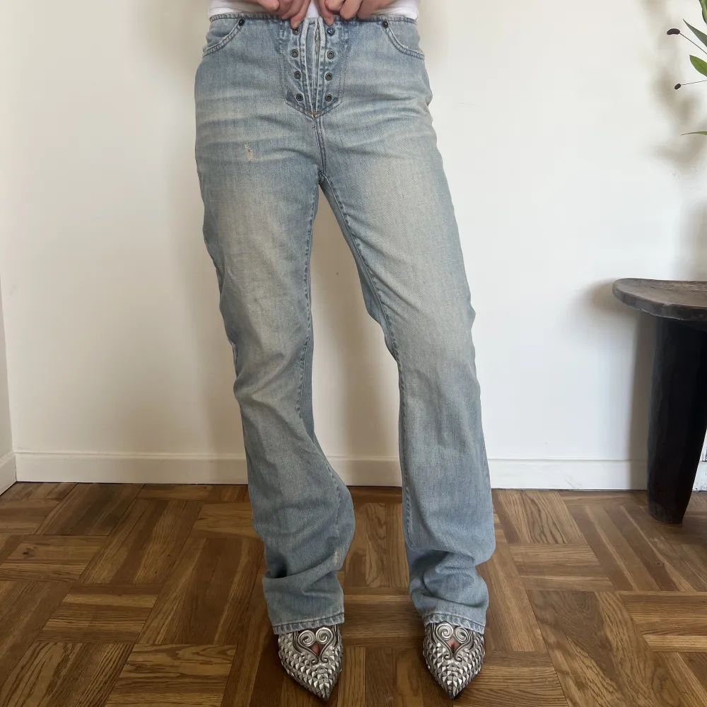 Superfina glittrande äkta Dolce & Gabbana jeans i perfekt skick. Unika detaljer med stenar. Finns tyvärr inget snöre till ”gylfen”. Har använt skosnöre innan och fungerar jättebra. Jag tror det skulle vara perfekt med ett glittrigt snöre till😍 /Linn💘. Jeans & Byxor.