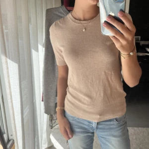 Stickad t-shirt - Stickad t-shirt från Zara i världens skönaste material!! Den har supersnygga guldknappar baktill❤️