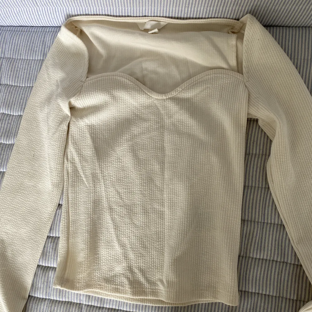 Jätte fin beige tröja ifrån hm. Köpt för 200 kr. Alldrig använd, storlek XS. Toppar.