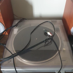 Vinyl Spelare - Denon DP-29F model - Helt fungerande LP spelare, kommer med felfri nål och sladd till högtalare(ingår ej) eller CD spelare.  Den är helautomatisk och kan starta och stoppa låten med två knappar på framsidan av den!  Hämtas gärna, pris kan diskuteras!