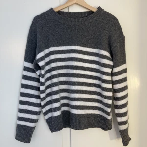 Stickad tröja - Säljer denna randiga stickade tröjan✨