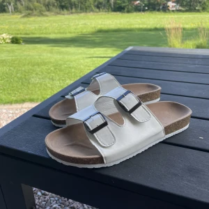 Tofflor  - Helt nya vita tofflor, endast provade då dom var försmå.  