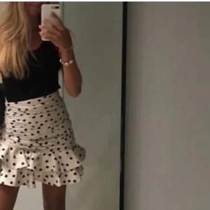 Söker denna prickiga kjol från Zara i storlek S! Skriv till mig om du säljer❤️