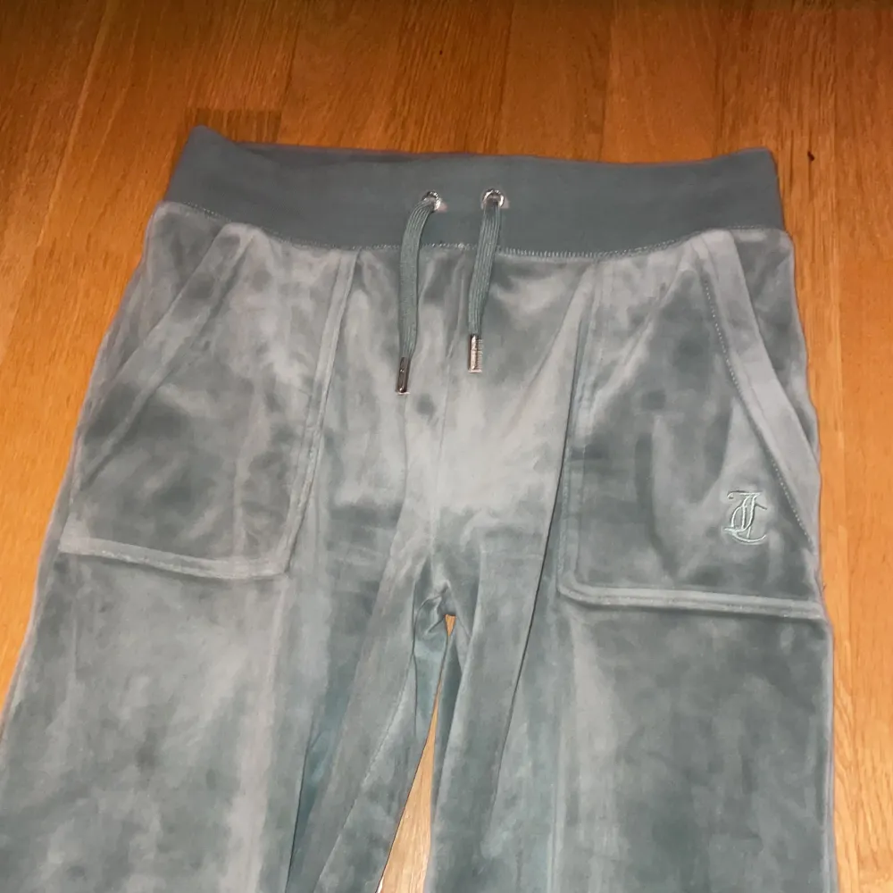 Säljer mina ljusgröna juicy byxor i storlek xs för att jag inte anvönder dom längre dom har inga skador. Jeans & Byxor.