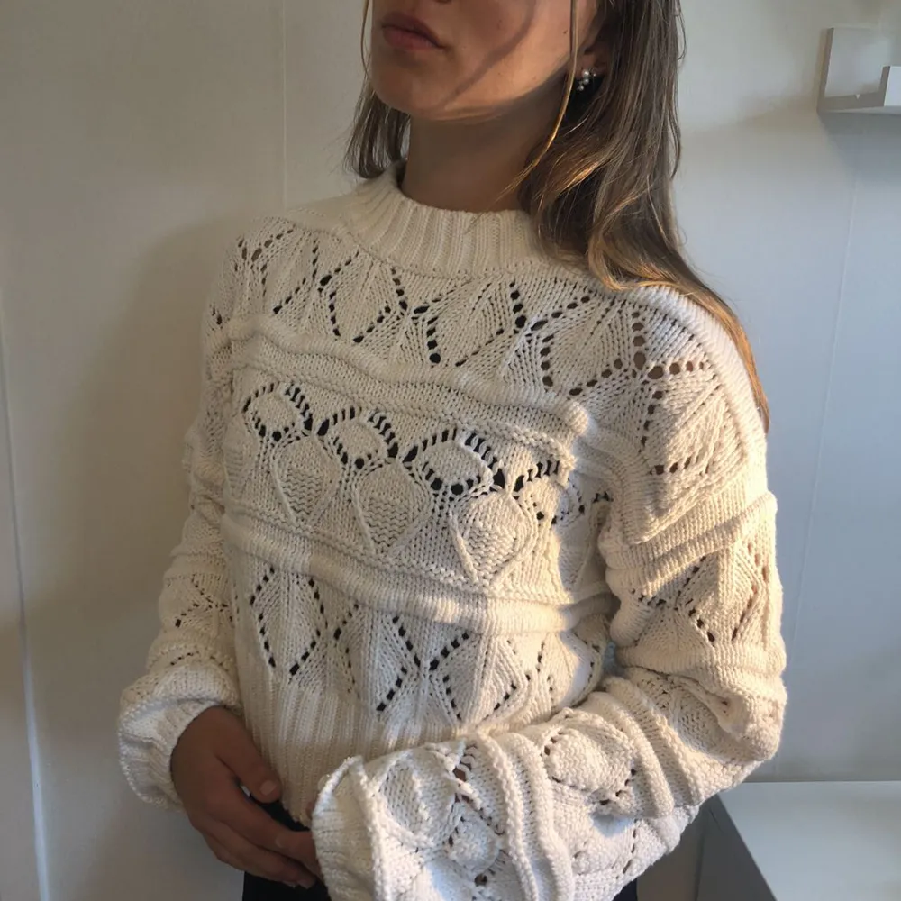 Superfin grovt stickad tröja med mönster från gina. Storlek xs men passar även s. En Chunky sweater perfect till hösten!🩶 Nästan helt oanvänd. Stickat.