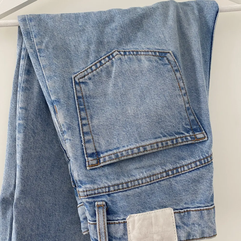 Ljusa jeans från weekday med jättefin färg💙. Jeans & Byxor.