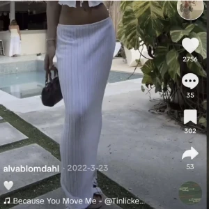 Lång kjol  - Lägger upp igen då jag inte lyckats sälja den🤍