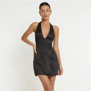 Black satin dress - En svart satinklänning i färgen svart. Aldrig använt den så den är i helt nytt skick. Jag är rätt kurvig så den vart för tajt vid magen och rumpan. Skulle säga att den lite mindre i storleken. Ordinarie pris 480kr. Skriv om du har några frågor🥰