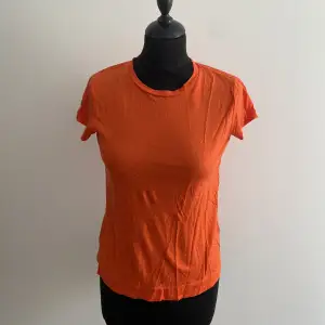 Orange tunn T-shirt i Strl 34, sparsamt använd 