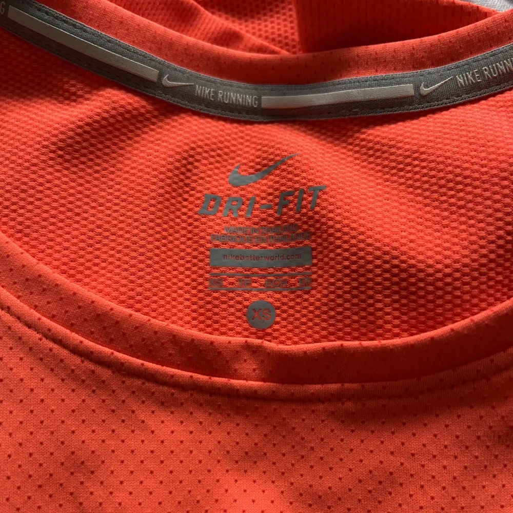 Super fin orange/rosa tränings T-shirt från Nike. Knappt använd. . T-shirts.