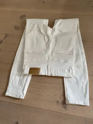 Vita jeans från Gina tricot  Använd en gång och helt i ny skick säljes pårgrund utav att det inte kommer till användning 80kr + frakt 